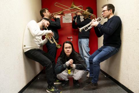 4 darstellende stehen über einem alle vier spielen auf Blasinstrumenten