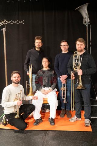 5 Darstellende posieren vor schwarzem Vorhang