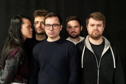 5 Darstellende im Portrait vor schwarzem Hintergrund