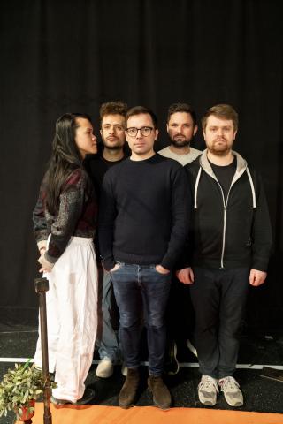 5 Darstellende posieren vor schwazem Vorhang