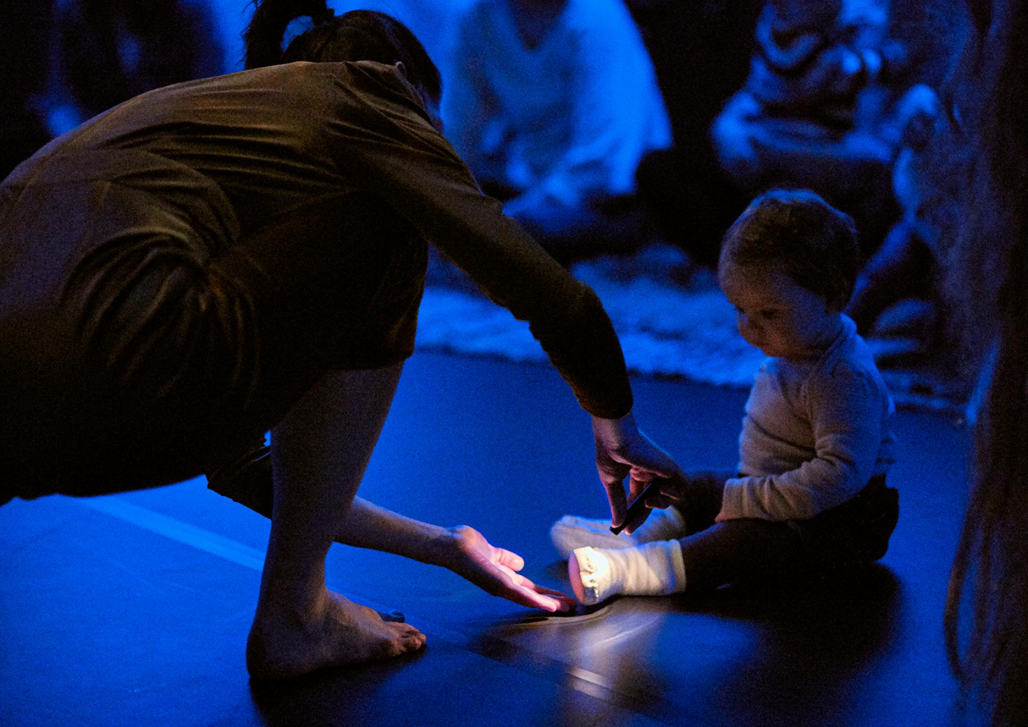 Darstellerin und Baby vom Theaterstück Lumi (c) Paul Krehan