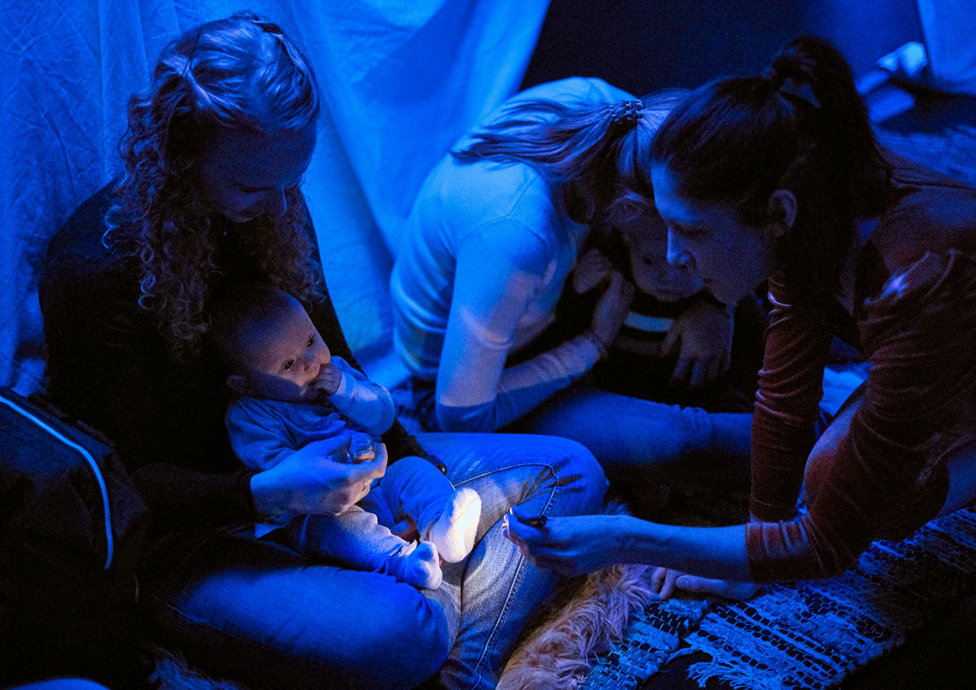 Darstellerin und Baby vom Theaterstück Lumi (c) Paul Krehan