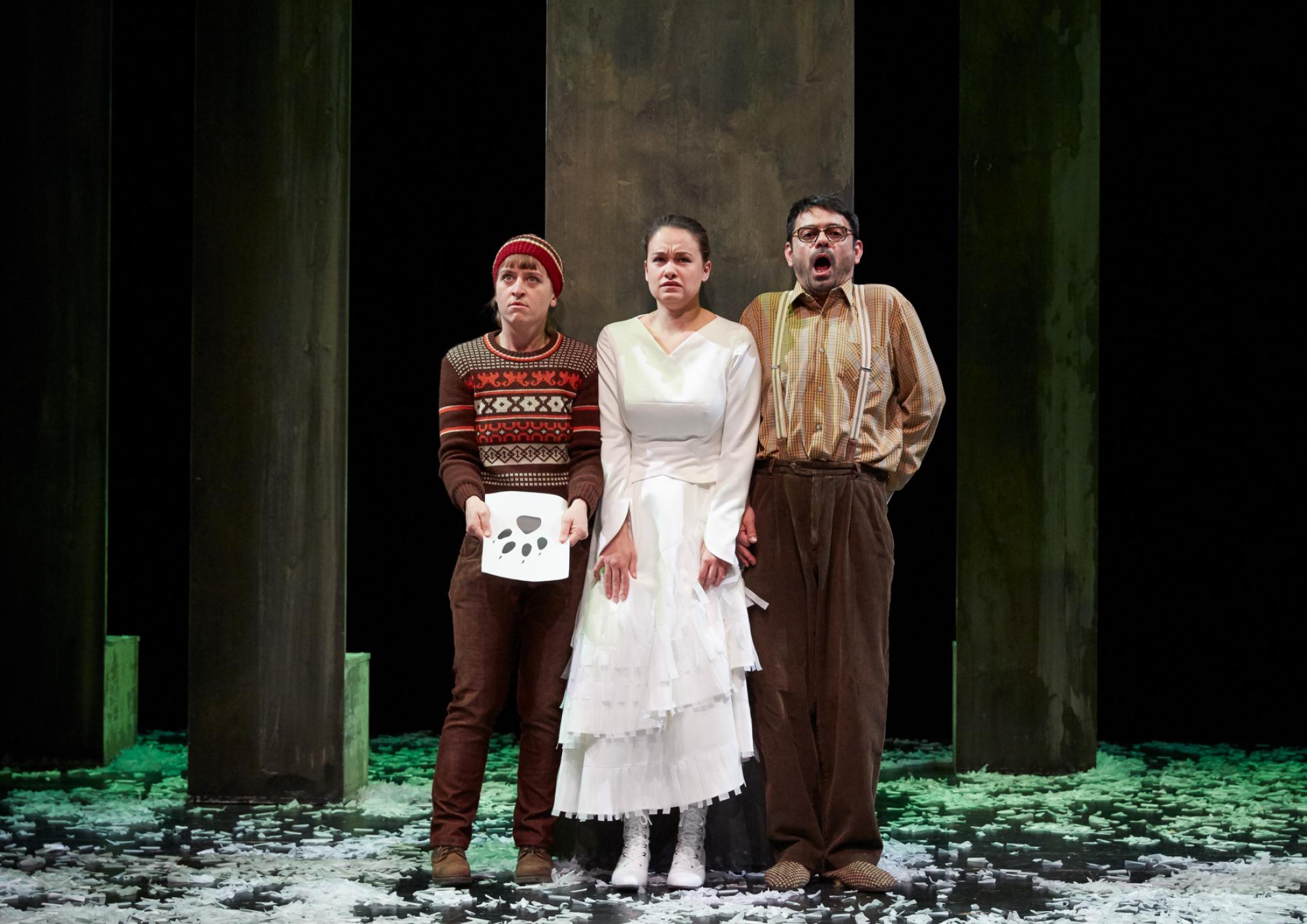 v.l.n.r. Anne Bontemps als Peter, Eva Bauchmüller, David Benito Garcia als Großvater