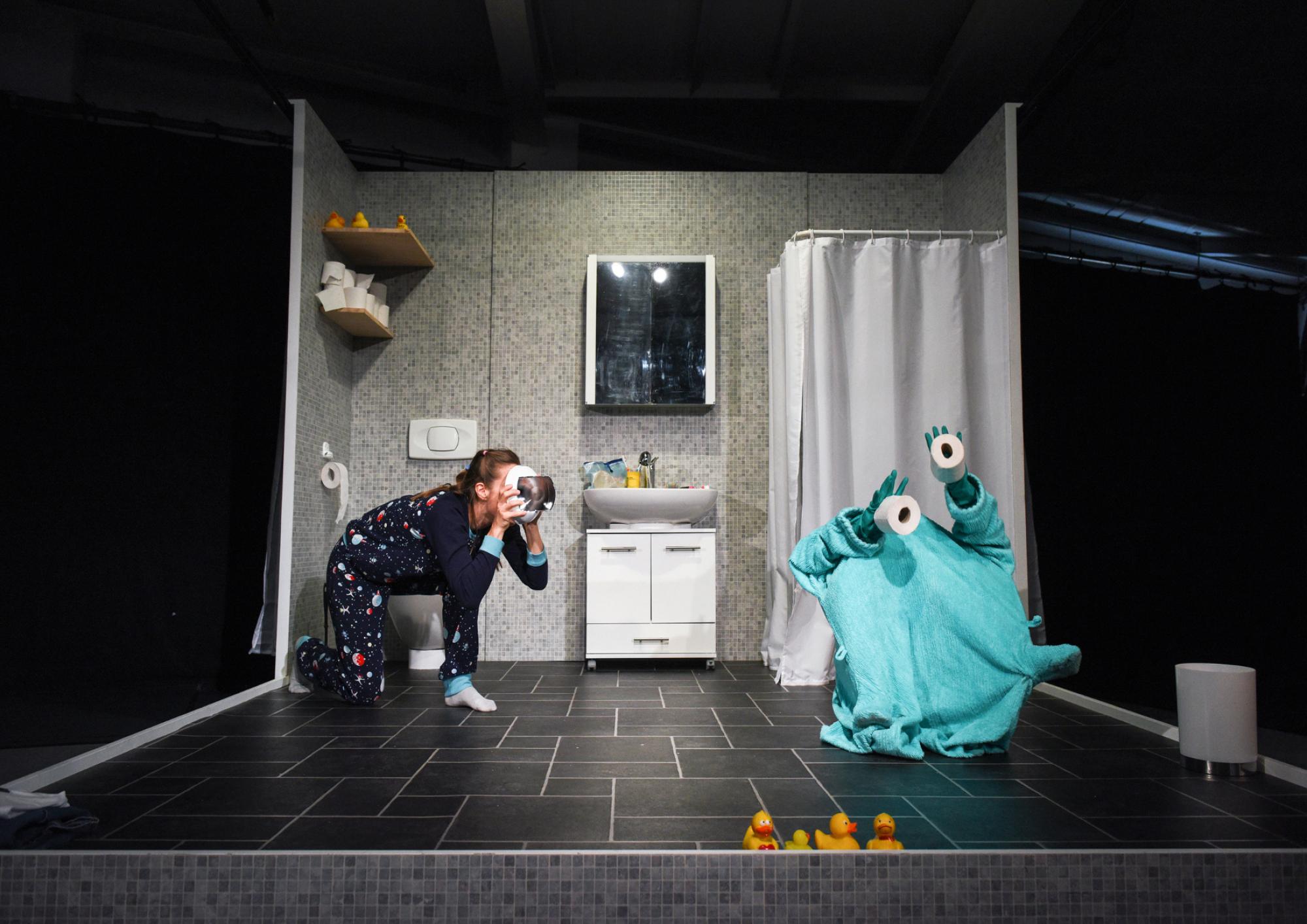 Simone Oswald und "Monster" in Tür zu, (c) Christian Kleiner
