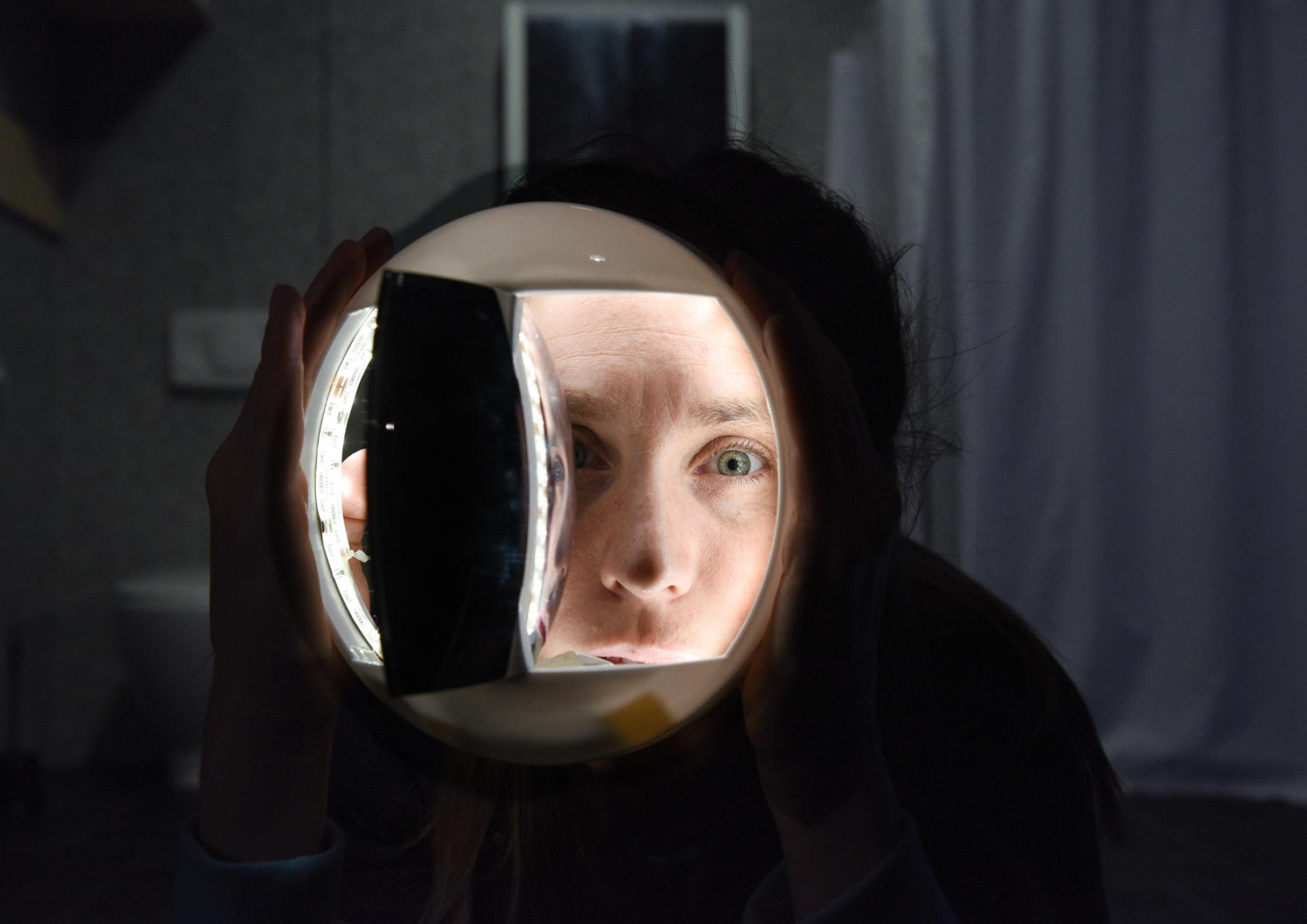 Simone Oswald schaut durch einen Mülleimer, "Tür zu" (c) Christian Kleiner