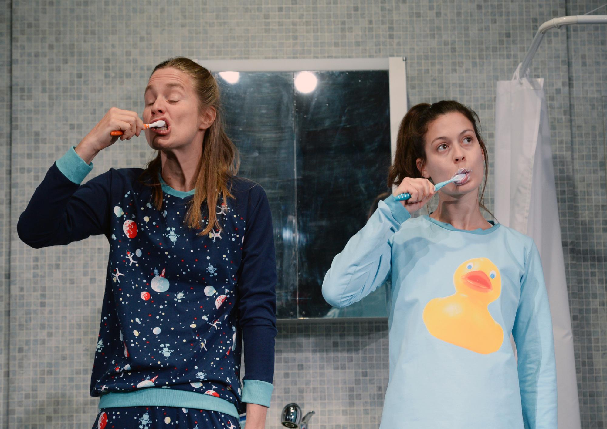Simone Oswald und Helene Schmitt putzen Zähne, in Tür zu (c) Christian Kleiner