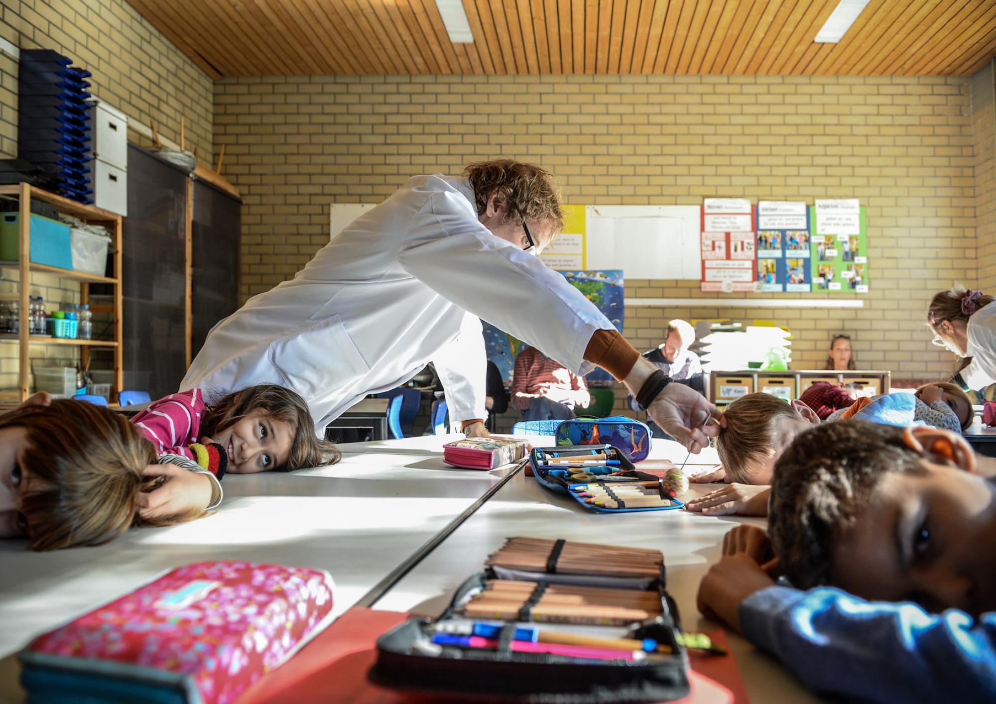 Peter Hinz lässt Schüler Geräuschen lauschen